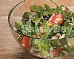 So bereiten Sie einen einfachen köstlichen Salat mit gebratenen Pilzen zu