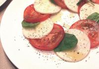 Stekt tomater med mozzarella Caprese Tomatsalat med mozzarella og basilikum oppskrift