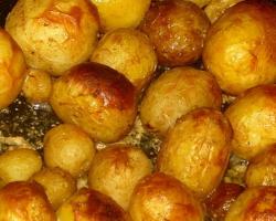 ओव्हनमध्ये भाजलेल्या बटाट्यांसाठी स्वादिष्ट पर्याय: फोटो आणि व्हिडिओंसह पाककृती