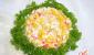 Kalamar ve yengeç çubukları ile lezzetli salata: tarifler ve pişirme özellikleri