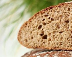 خبز دقيق الجاودار محلي الصنع