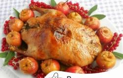 Ganze Neujahrsente im Ofen – das Fleisch schmilzt im Mund. Gebackene Ente mit Äpfeln für das neue Jahr