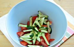 Çin lahanası ve domatesli salata: domates-lahana lokumu Çin lahanası, domates, salatalık, biber salatası